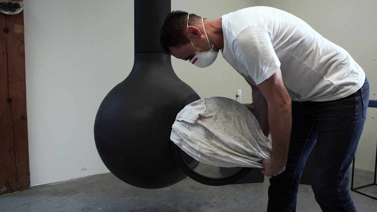 Repeindre un poêle à bois : retouche à la bombe de peinture haute température sur un foyer Focus