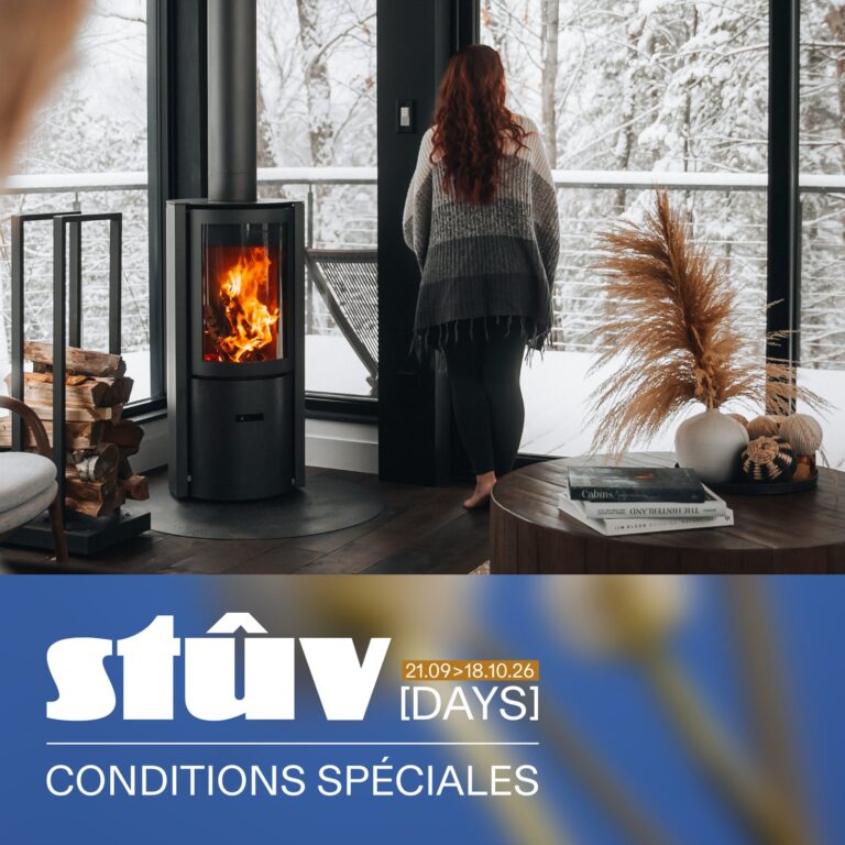 Stûv Days 2026 : poêle à bois Stûv 30-compact devant une baie enneigée, conditions spéciales du 21 septembre au 18 octobre