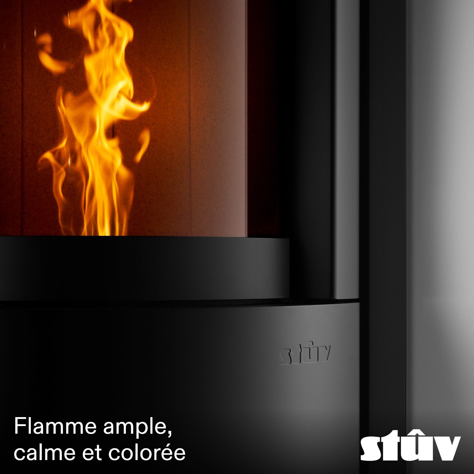 Flamme ample, calme et colorée du Stûv sP20-in, chambre de combustion ligne continue
