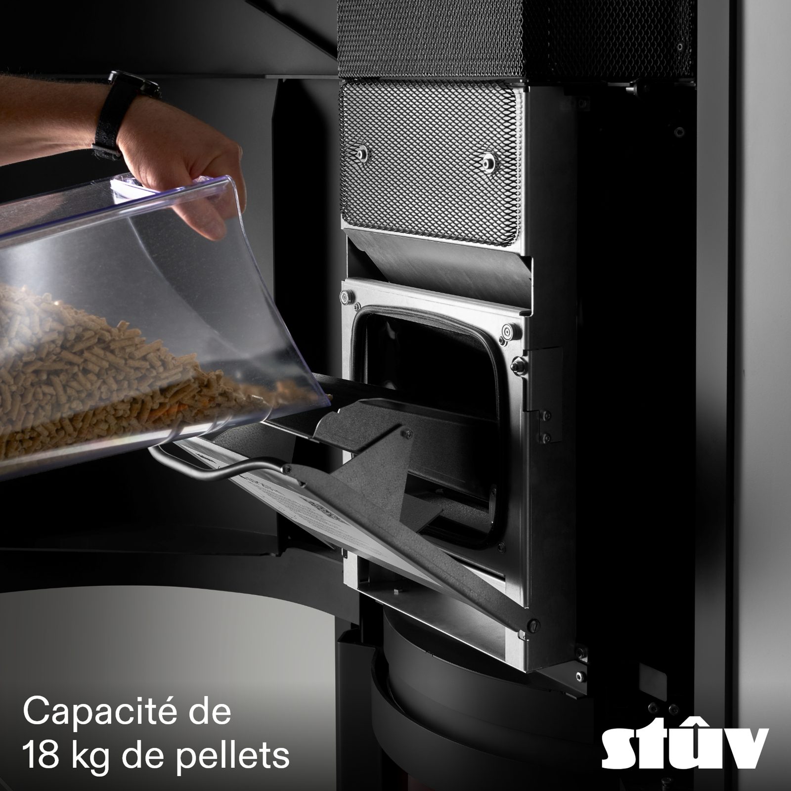 Remplissage du réservoir de 18 kg de pellets du Stûv sP20-in par la trappe frontale